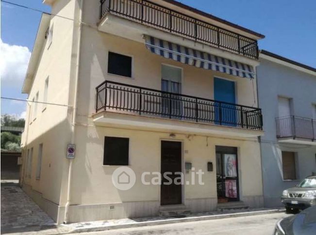 Casa bi/trifamiliare in residenziale in Via Abruzzi