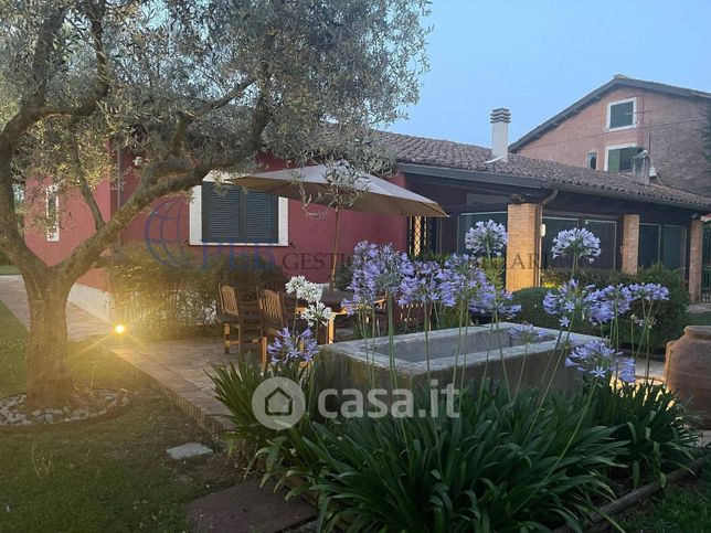 Villa in residenziale in Via della Mandriola