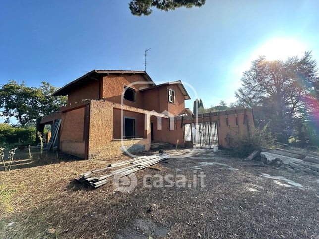 Villa in residenziale in Via Colle del Vescovo