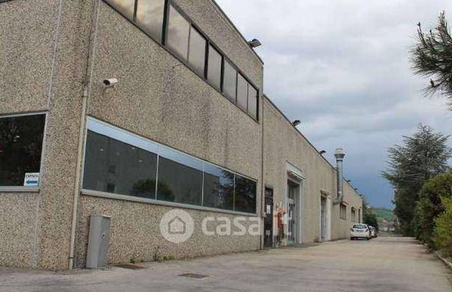 Capannone in commerciale in Via Alpi 126