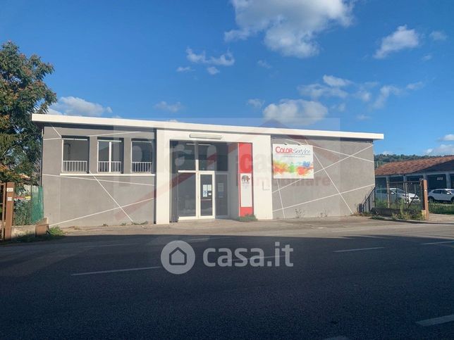 Capannone in commerciale in 