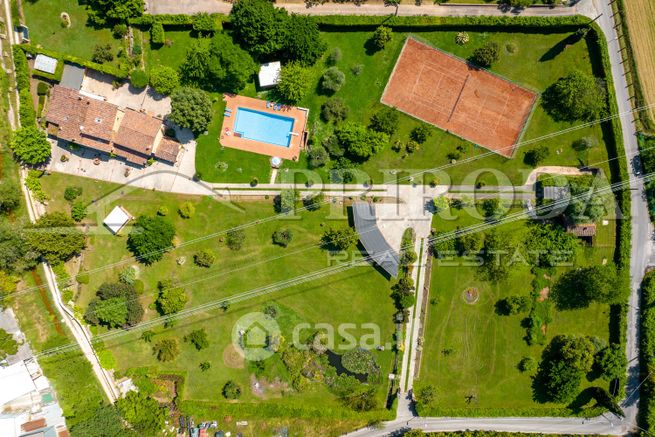 Villa in residenziale in Via Valdicastello Carducci