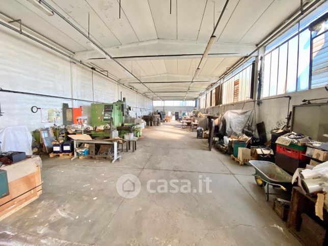 Capannone in commerciale in 
