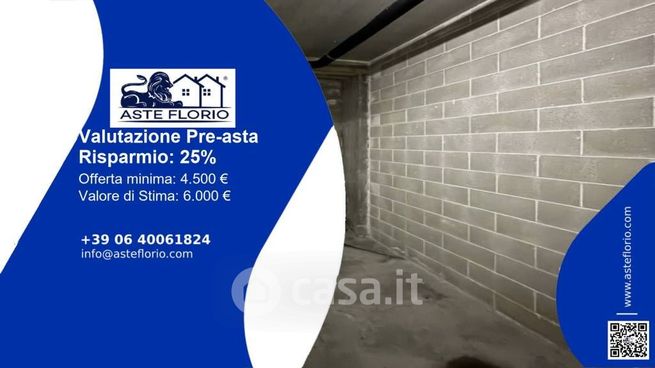 Box/posto auto in residenziale in Via Envie 8 /A