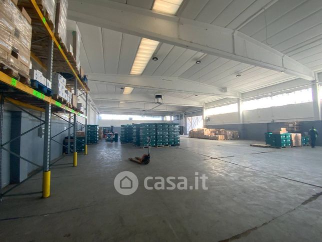 Capannone in commerciale in Via Po 42