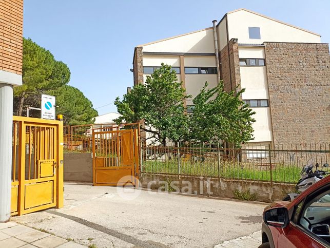 Garage/posto auto in residenziale in Via LEOPARDI