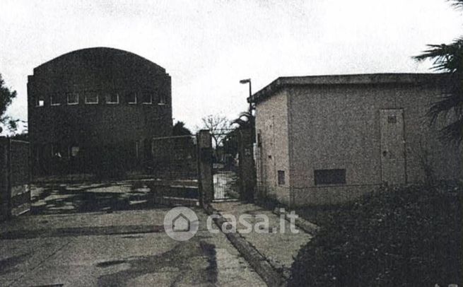 Capannone in commerciale in Via Sernagiotto