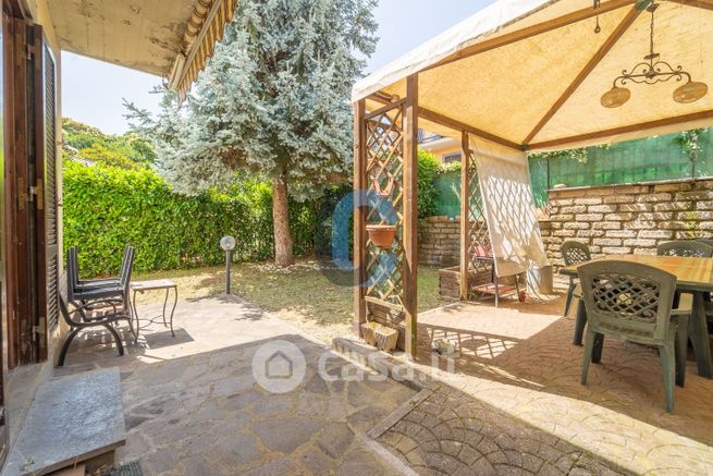 Casa bi/trifamiliare in residenziale in Via Fontana delle Cannetacce 37