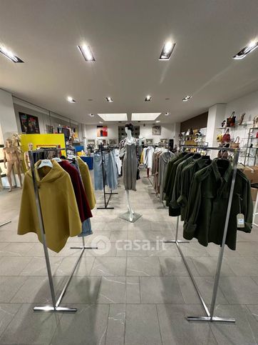 Capannone in commerciale in 
