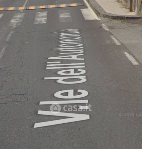 Box/posto auto in residenziale in Viale dell'Autonomia 9