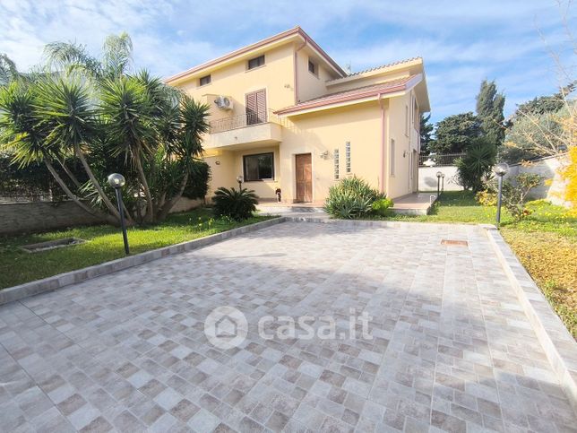 Casa bi/trifamiliare in residenziale in Strada Statale 113 Settentrionale Sicula 197