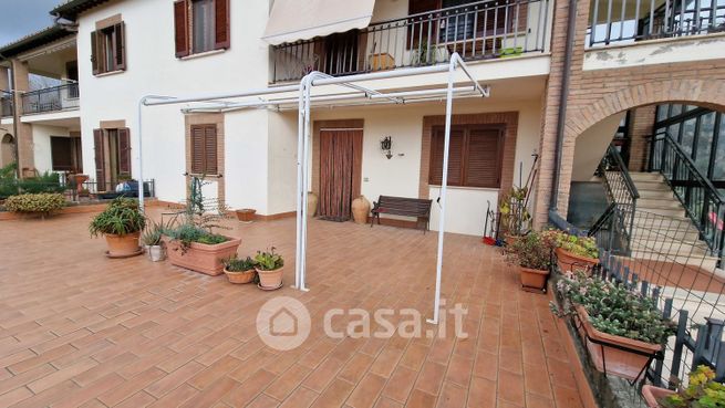 Casa bi/trifamiliare in residenziale in Via Madonna dei Pini 11