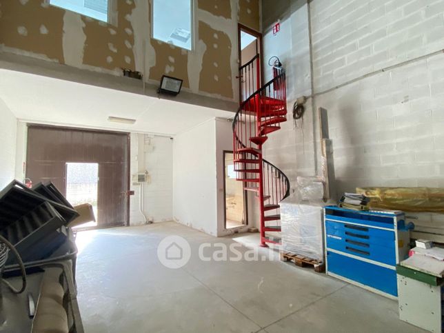 Capannone in commerciale in Via Assiano 8