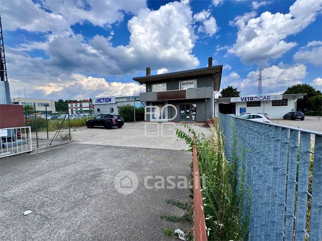 Ufficio in commerciale in Via Adige