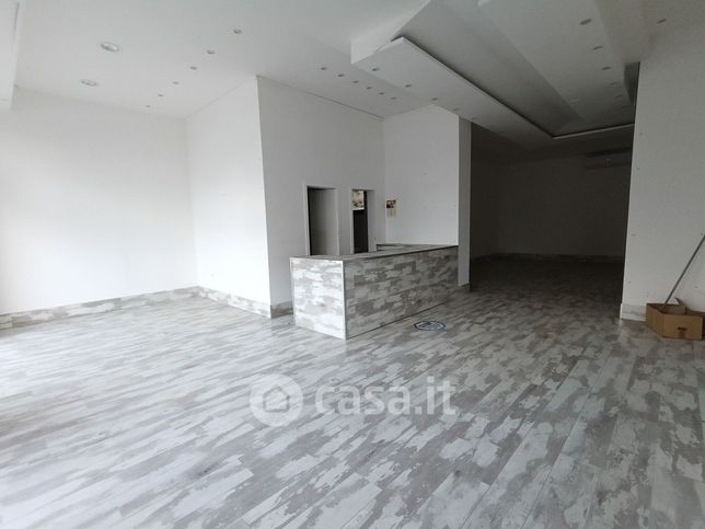 Attivitã /licenza (con o senza mura) in commerciale in Via Vestina