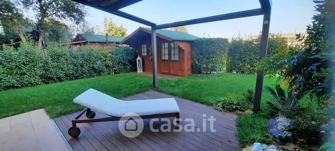 Casa bi/trifamiliare in residenziale in 