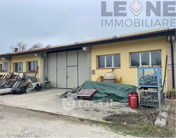 Capannone in commerciale in 