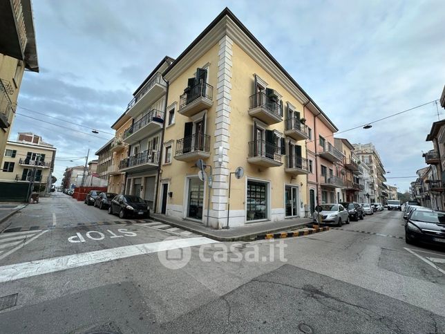 Ufficio in commerciale in Via della Vela 66