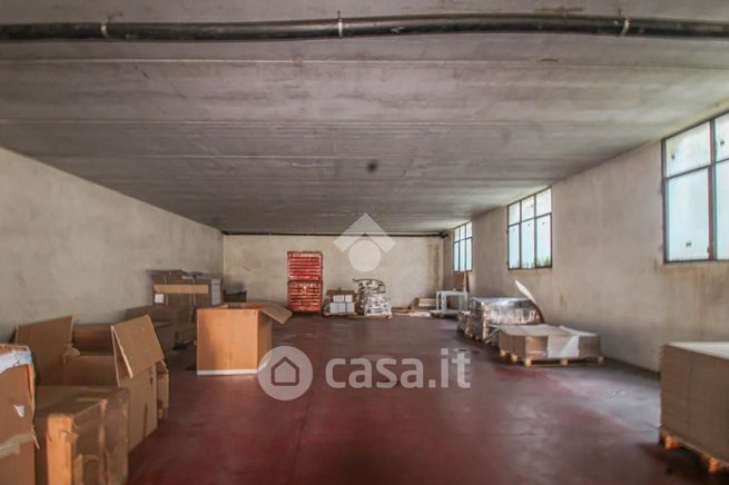 Capannone in commerciale in Via Milano
