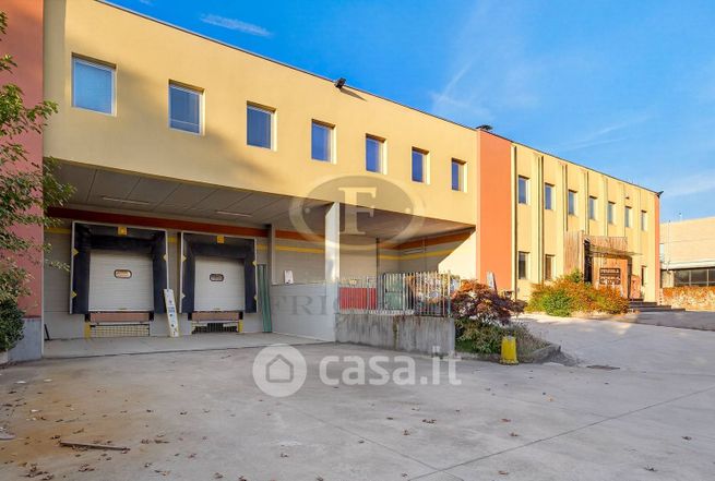 Capannone in commerciale in Via A. Locatelli 102