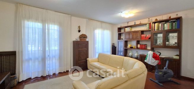 Casa bi/trifamiliare in residenziale in Viale Aldo Moro