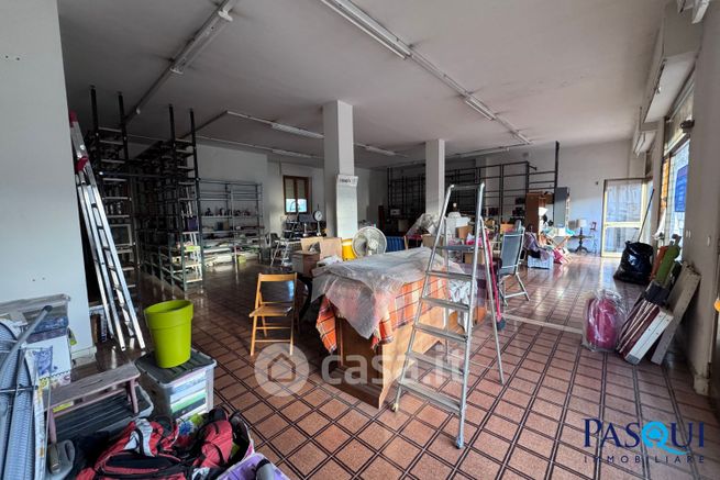 Capannone in commerciale in 