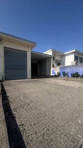 Capannone in commerciale in 