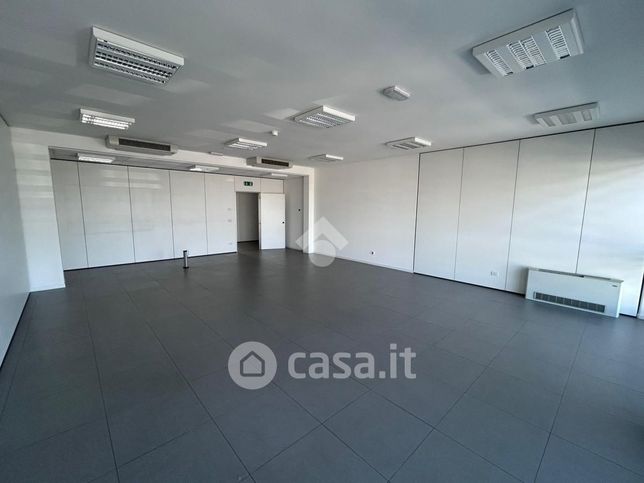 Ufficio in commerciale in Strada del Santo 69