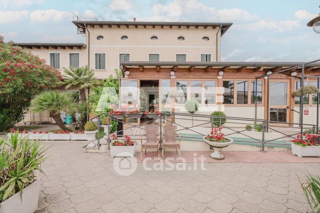 Attivitã /licenza (con o senza mura) in commerciale in Via Gobbi 70