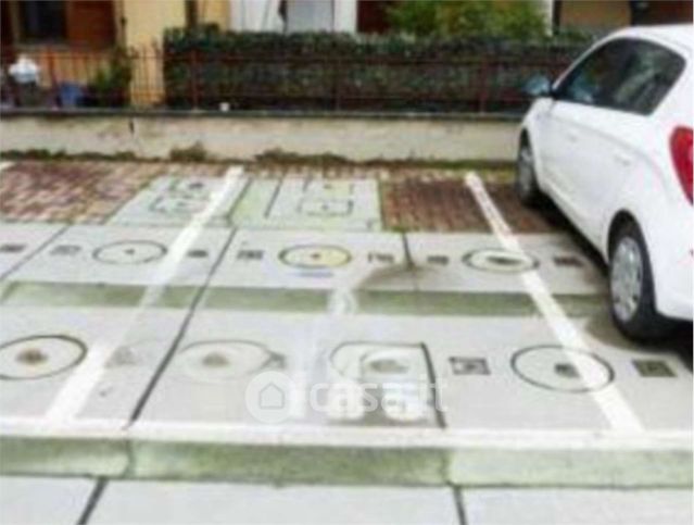 Box/posto auto in residenziale in Via Europa
