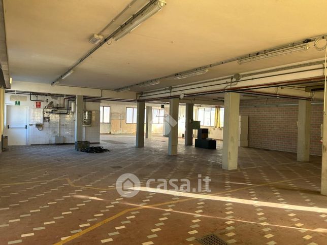 Capannone in commerciale in 