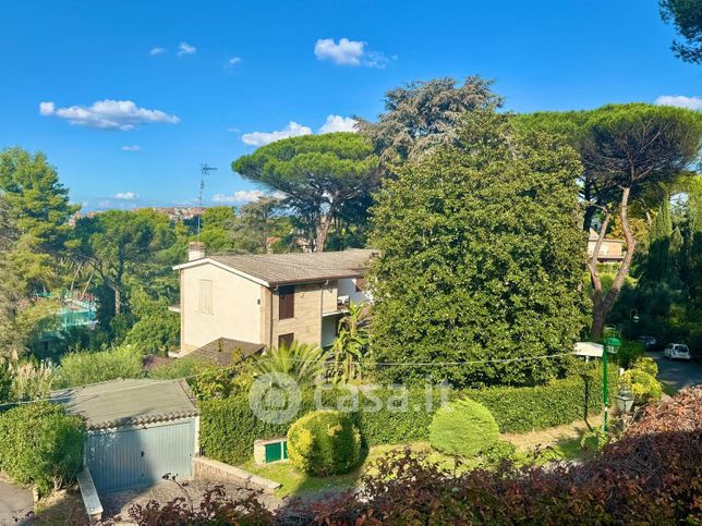 Casa bi/trifamiliare in residenziale in Via del Monte di Casa 65