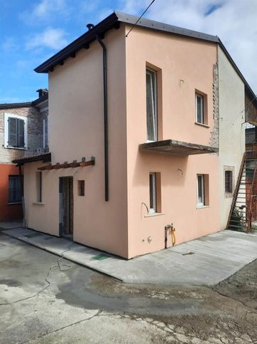 Casa bi/trifamiliare in residenziale in 