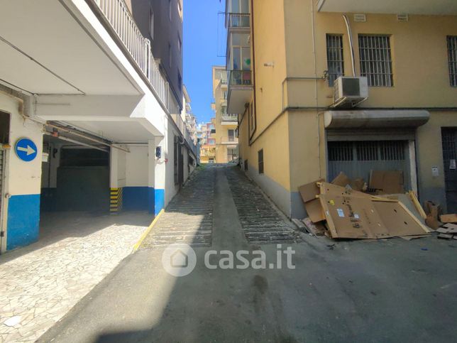 Box/posto auto in residenziale in Via Bellabona fra Scipione 11