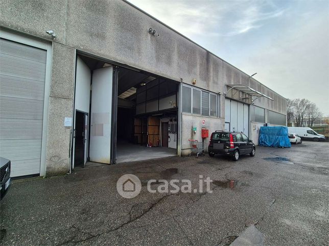 Capannone in commerciale in Via Achille Grandi