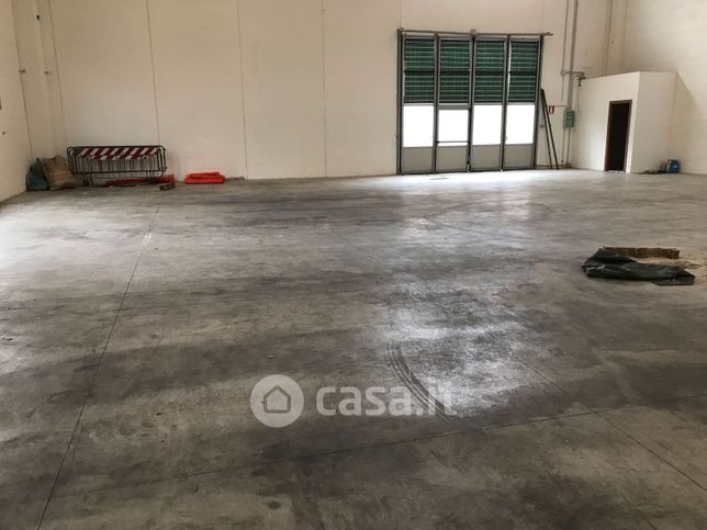 Capannone in commerciale in Via Calabria 5