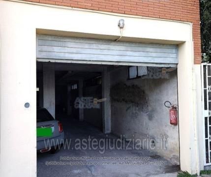 Box/posto auto in residenziale in Via G. Verdi 4