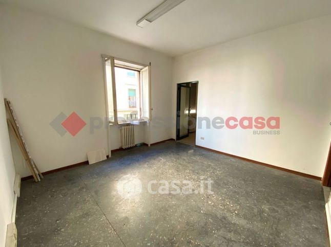 Ufficio in commerciale in Via Monte Grappa