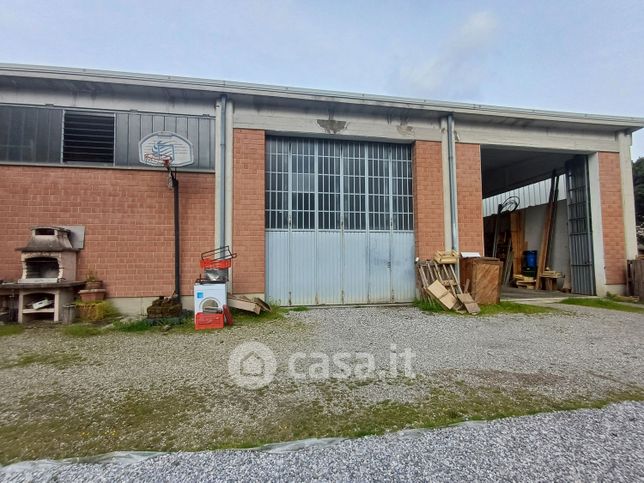 Capannone in commerciale in 