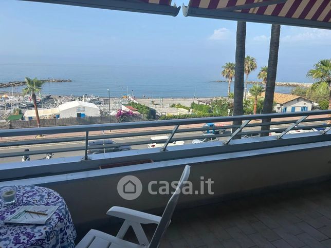 Appartamento in residenziale in Lungomare Varaldo 67
