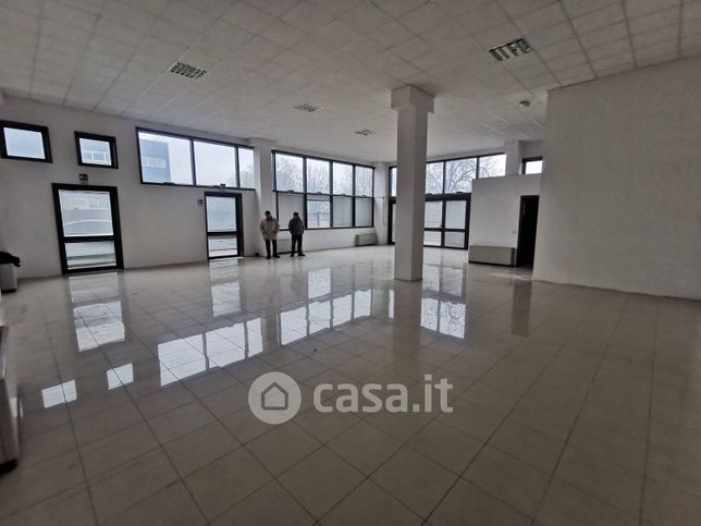 Capannone in commerciale in 