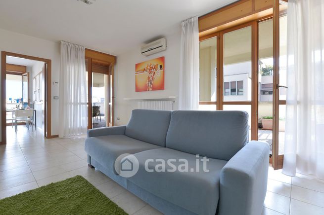 Appartamento in residenziale in Via Emilia Levante 43