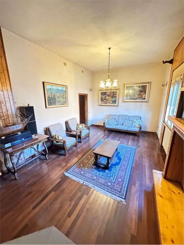 Casa indipendente in residenziale in 
