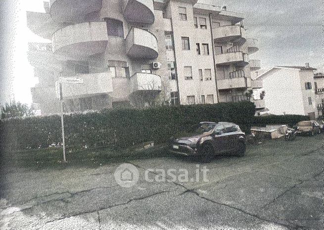 Box/posto auto in residenziale in Via Metastasio 13