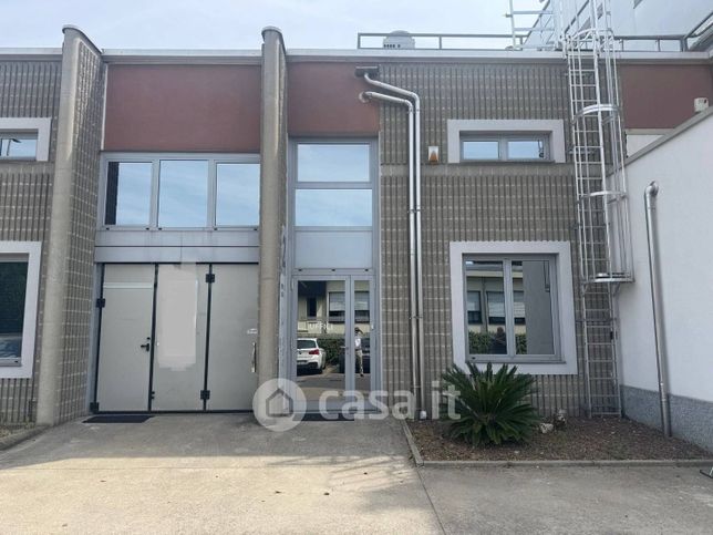 Capannone in commerciale in 