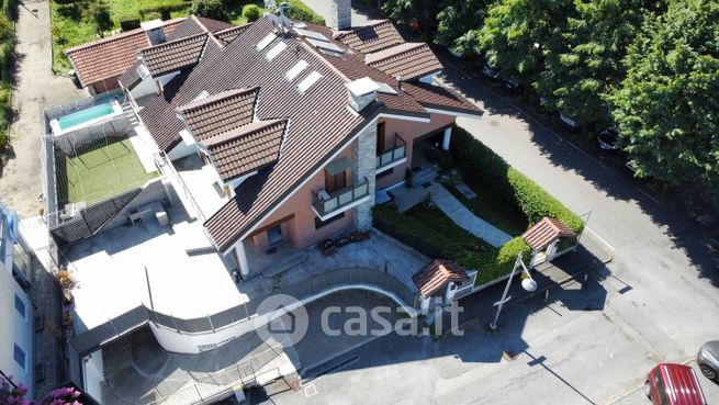 Casa bi/trifamiliare in residenziale in 