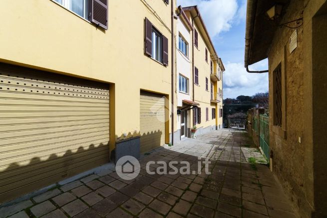 Box/posto auto in residenziale in Via Zuccari 202