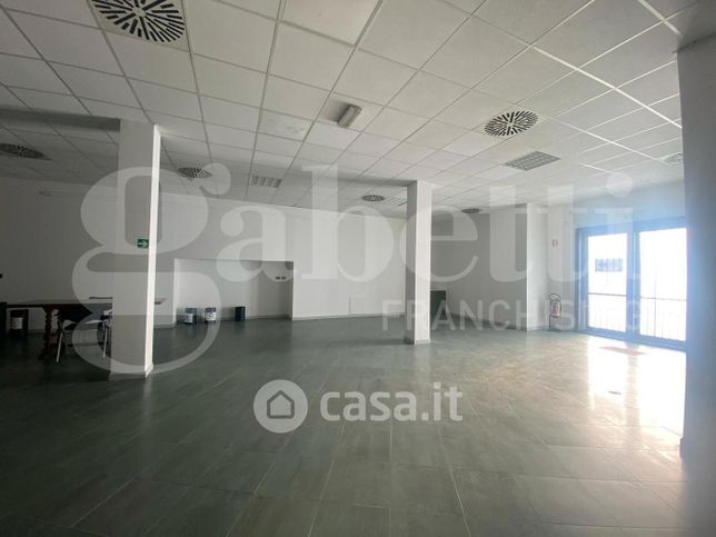 Ufficio in commerciale in Via Persico 17