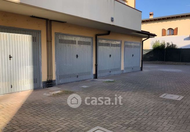 Box/posto auto in residenziale in Via IV Novembre 14