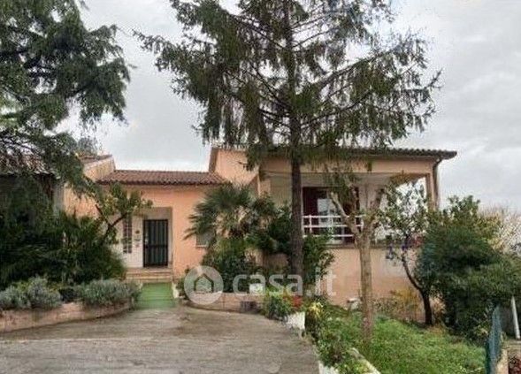 Casa bi/trifamiliare in residenziale in Strada Provinciale San Angelo 210